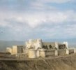 Colgado en una montaña, este castillo fuerte controlaba la entrada de Tierra (...)