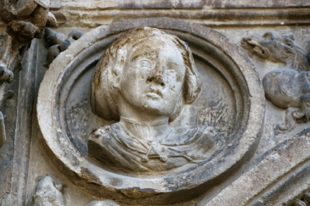 Detalle del medallón con la supuesta efigie de Isabel de dicha portada